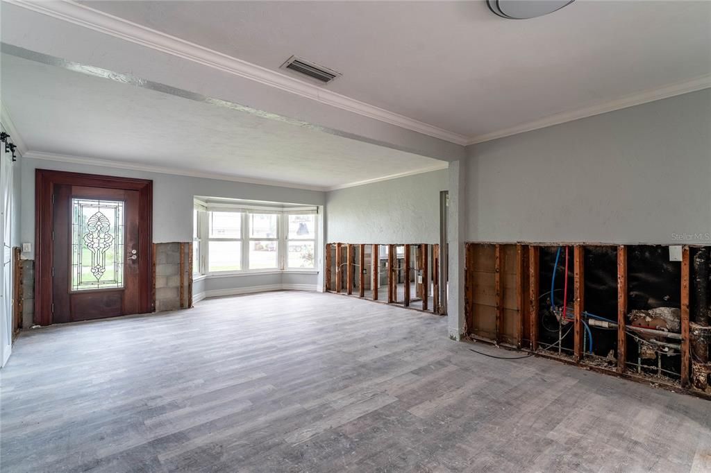 合同活跃: $274,000 (3 贝兹, 2 浴室, 1713 平方英尺)