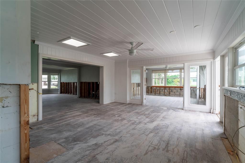 合同活跃: $274,000 (3 贝兹, 2 浴室, 1713 平方英尺)