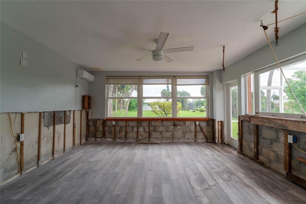 合同活跃: $274,000 (3 贝兹, 2 浴室, 1713 平方英尺)