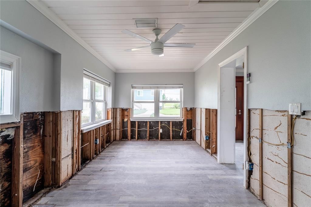 合同活跃: $274,000 (3 贝兹, 2 浴室, 1713 平方英尺)