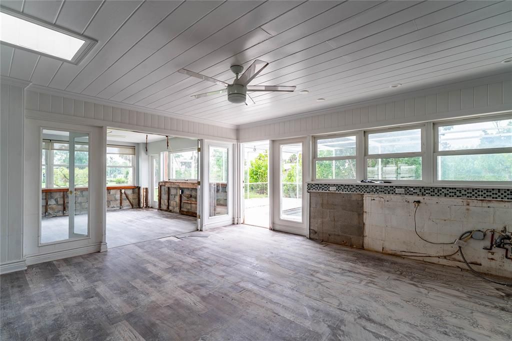 合同活跃: $274,000 (3 贝兹, 2 浴室, 1713 平方英尺)