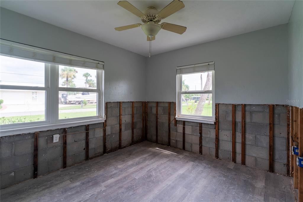 合同活跃: $274,000 (3 贝兹, 2 浴室, 1713 平方英尺)