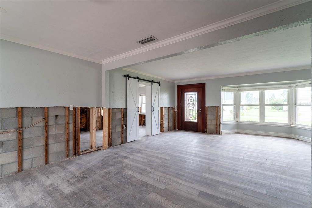 合同活跃: $274,000 (3 贝兹, 2 浴室, 1713 平方英尺)