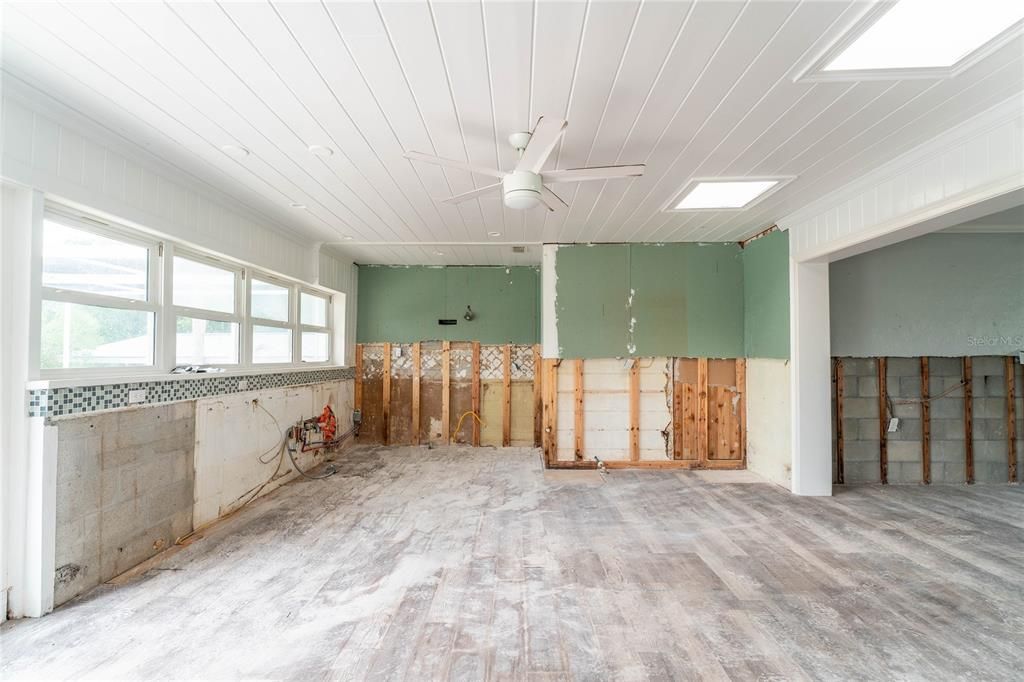 合同活跃: $274,000 (3 贝兹, 2 浴室, 1713 平方英尺)