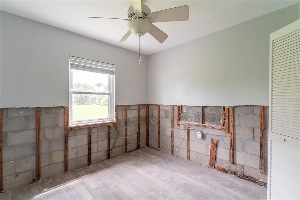 合同活跃: $274,000 (3 贝兹, 2 浴室, 1713 平方英尺)