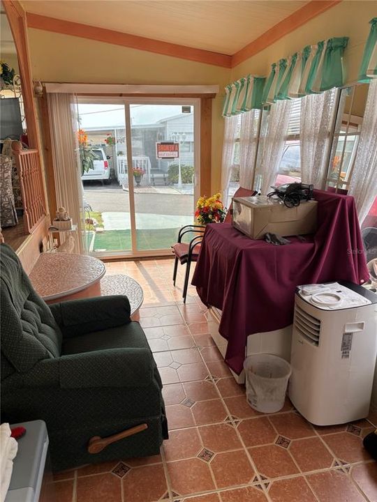 待售: $40,000 (1 贝兹, 1 浴室, 534 平方英尺)