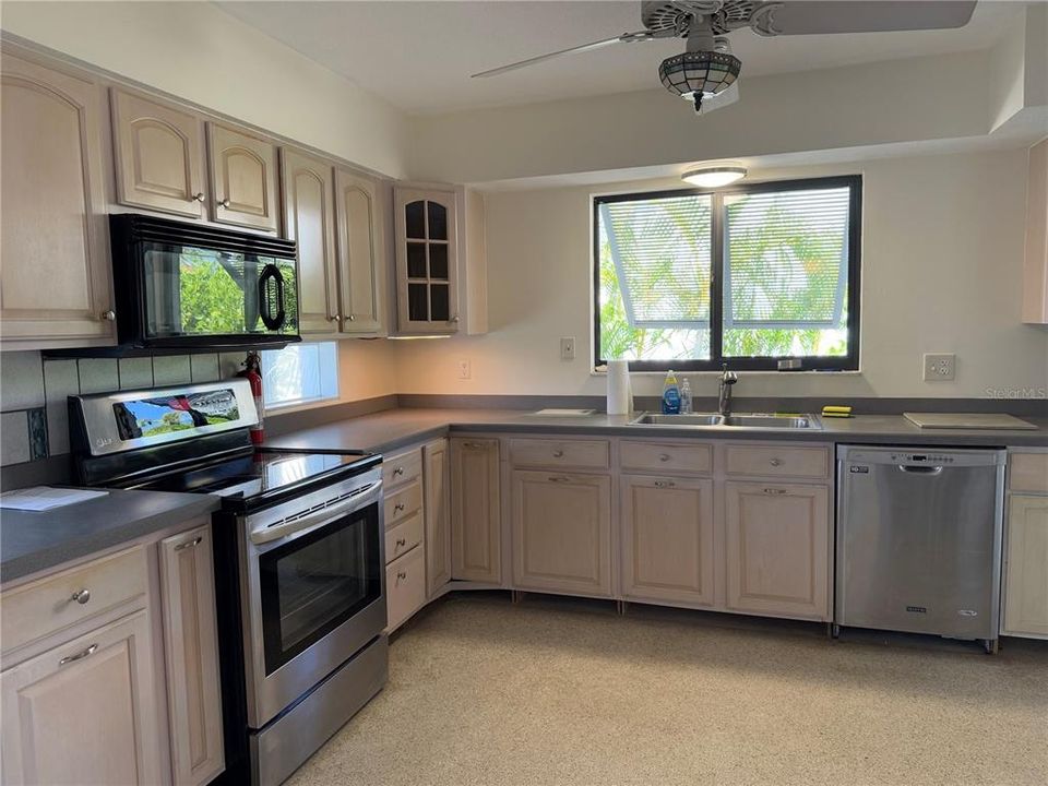 For Rent: $2,675 (2 beds, 2 baths, 1575 Square Feet)