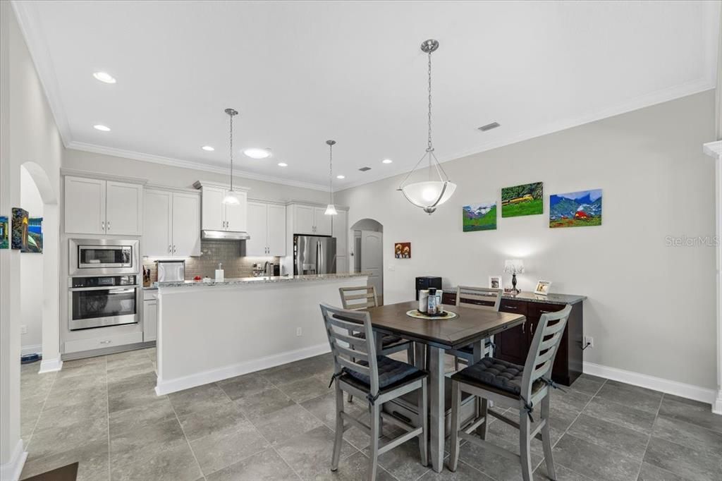 合同活跃: $429,900 (2 贝兹, 2 浴室, 1760 平方英尺)