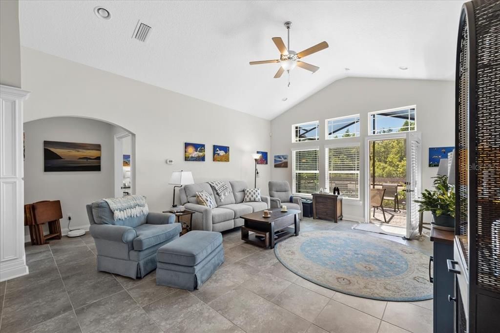 合同活跃: $429,900 (2 贝兹, 2 浴室, 1760 平方英尺)