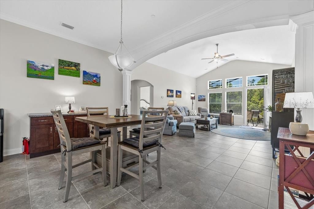 合同活跃: $429,900 (2 贝兹, 2 浴室, 1760 平方英尺)