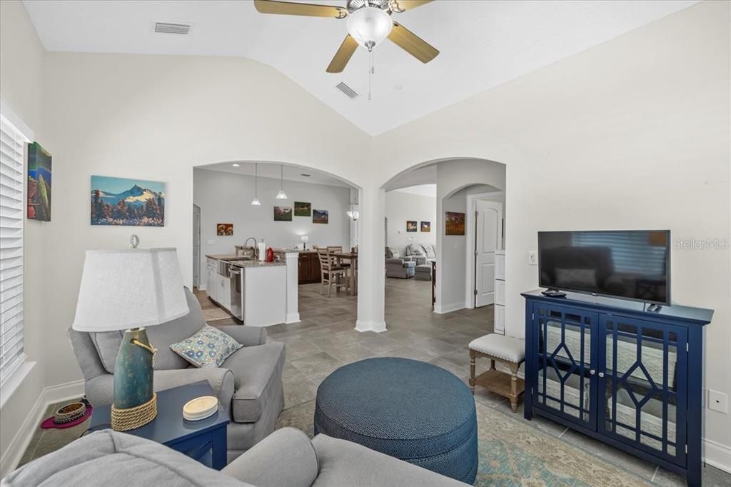 合同活跃: $429,900 (2 贝兹, 2 浴室, 1760 平方英尺)