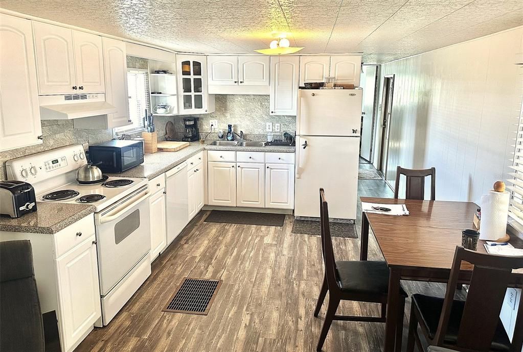 合同活跃: $89,900 (2 贝兹, 2 浴室, 872 平方英尺)