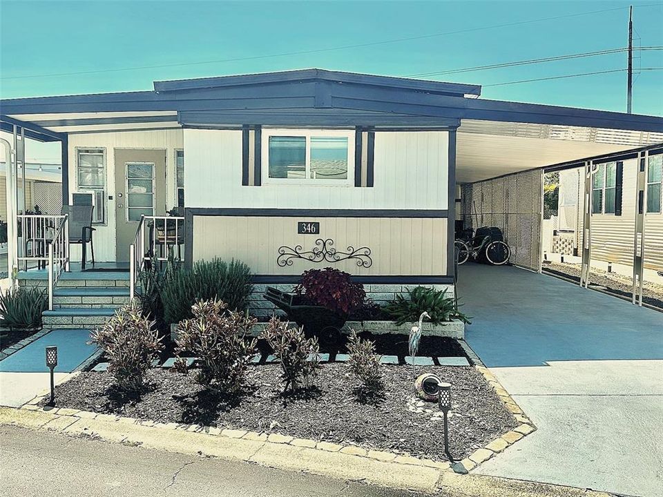 合同活跃: $89,900 (2 贝兹, 2 浴室, 872 平方英尺)