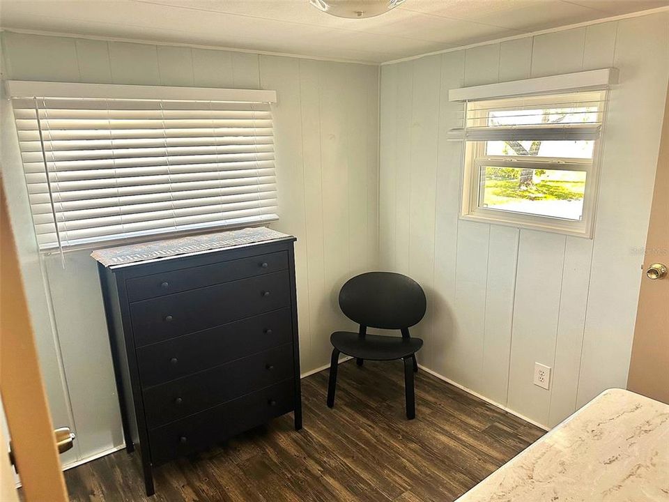 合同活跃: $89,900 (2 贝兹, 2 浴室, 872 平方英尺)