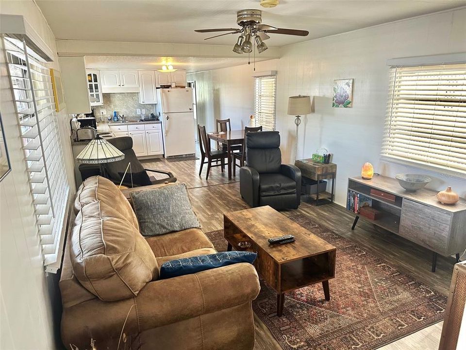 合同活跃: $89,900 (2 贝兹, 2 浴室, 872 平方英尺)