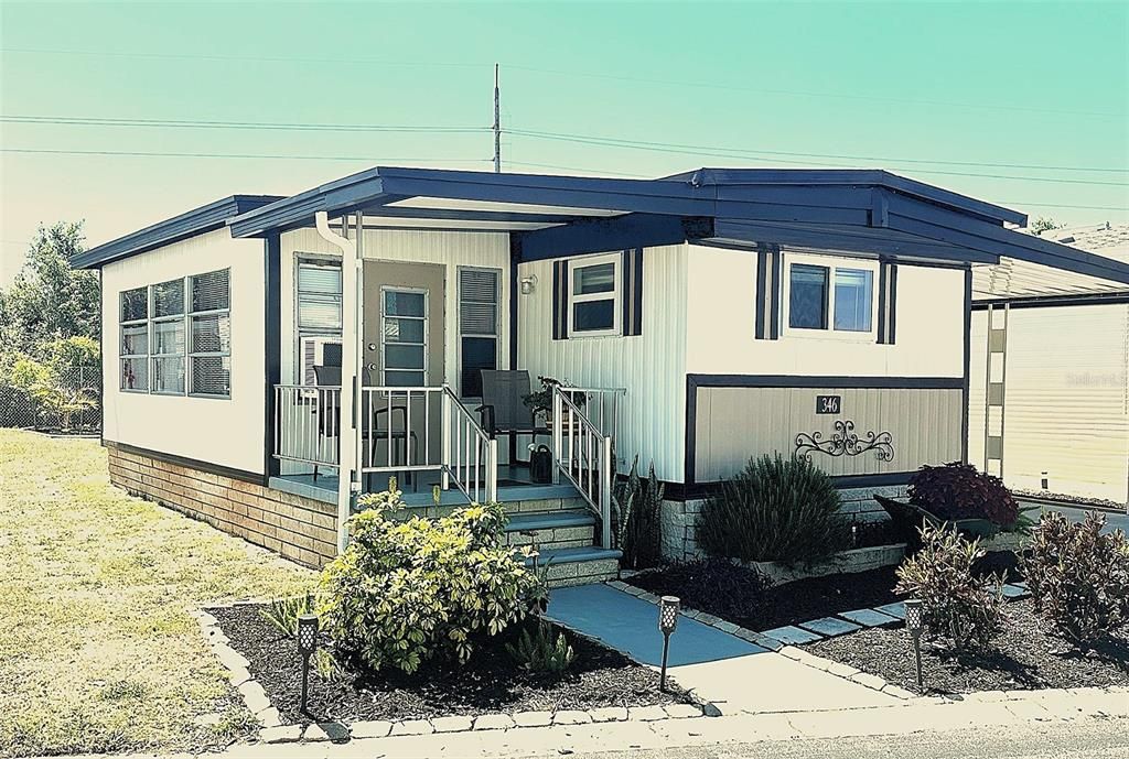 合同活跃: $89,900 (2 贝兹, 2 浴室, 872 平方英尺)