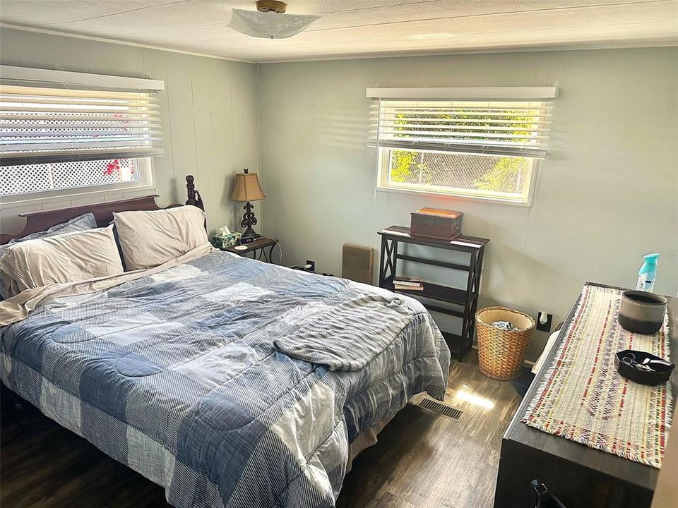 合同活跃: $89,900 (2 贝兹, 2 浴室, 872 平方英尺)