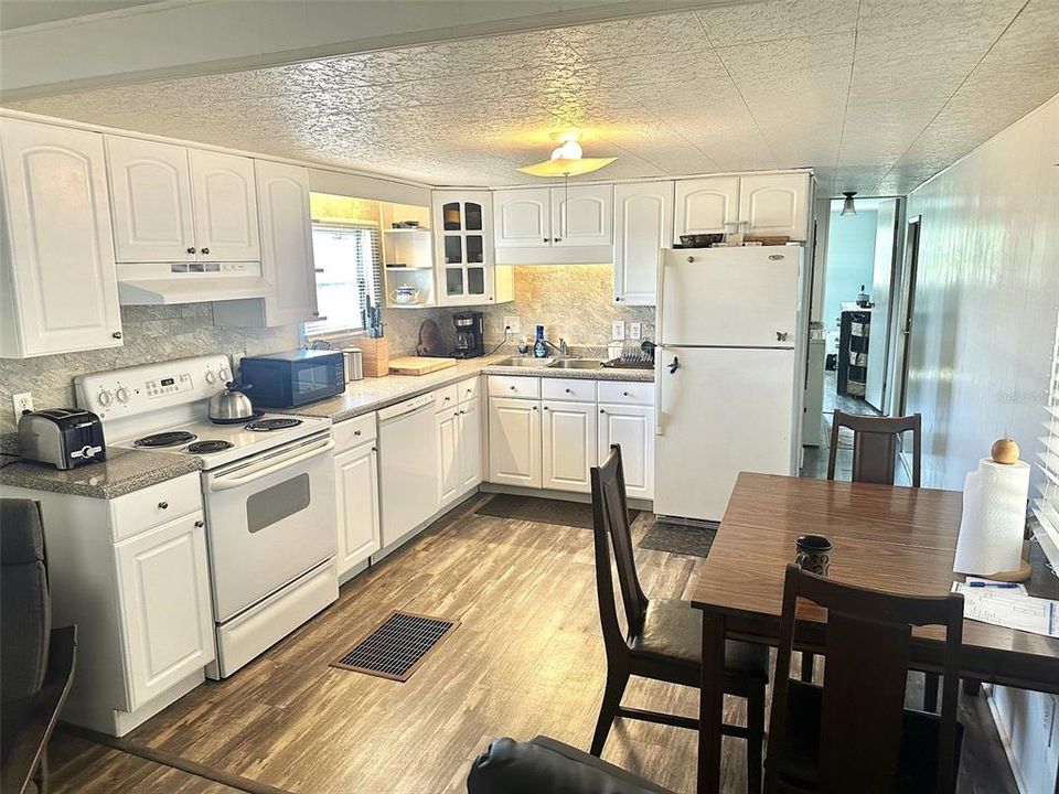 合同活跃: $89,900 (2 贝兹, 2 浴室, 872 平方英尺)