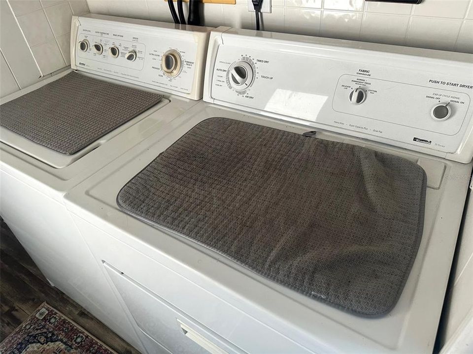 合同活跃: $89,900 (2 贝兹, 2 浴室, 872 平方英尺)