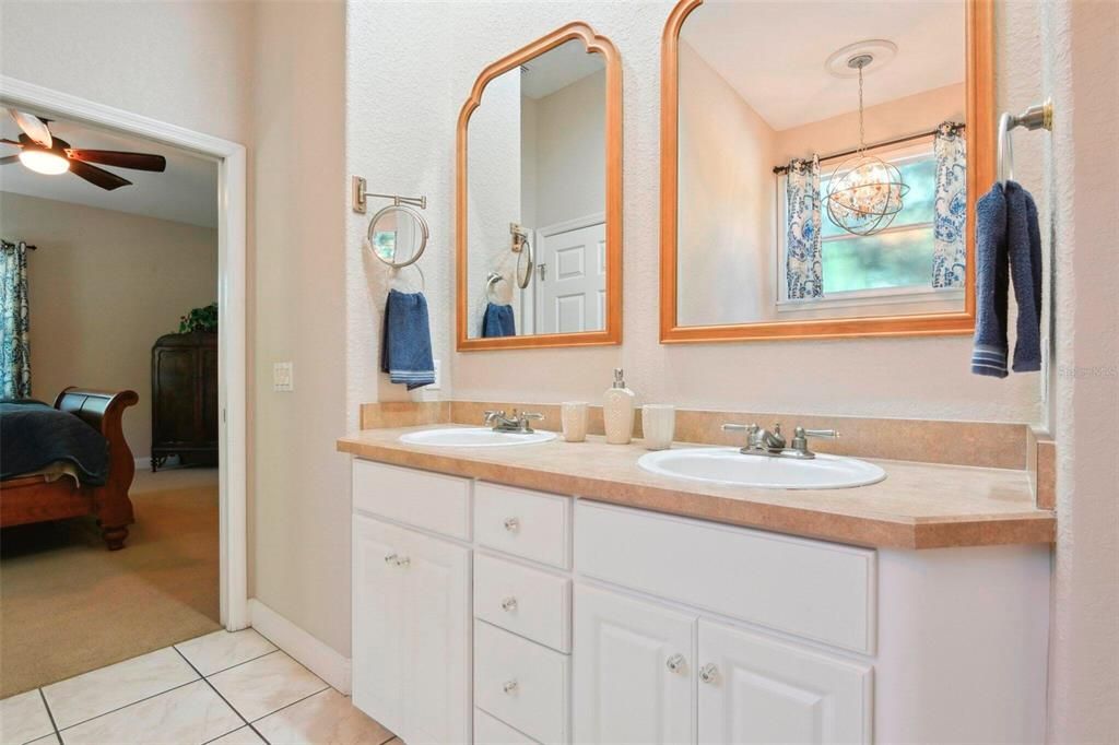 For Sale: $950,000 (4 beds, 4 baths, 3660 Square Feet)