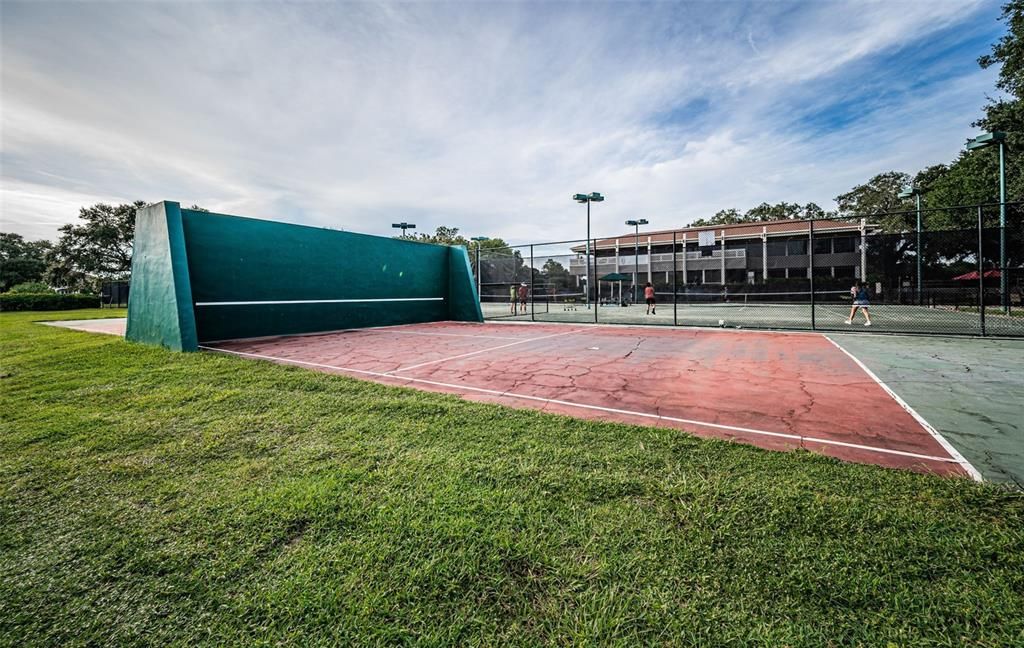 For Sale: $219,900 (1 beds, 1 baths, 825 Square Feet)