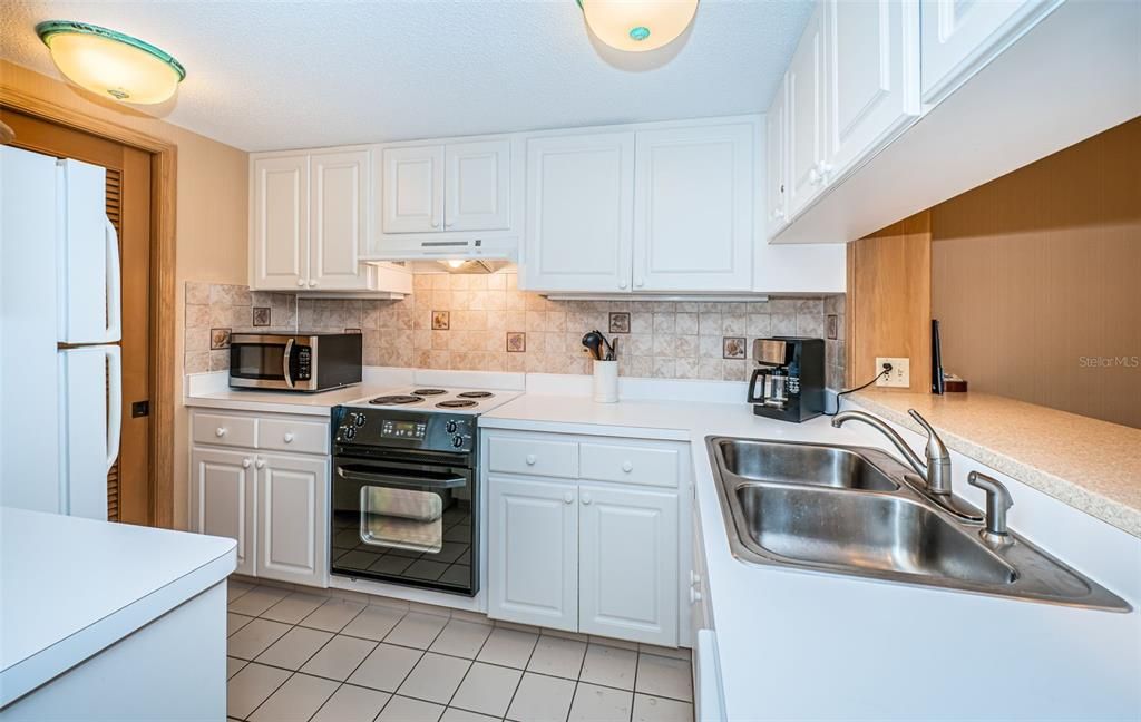 For Sale: $219,900 (1 beds, 1 baths, 825 Square Feet)