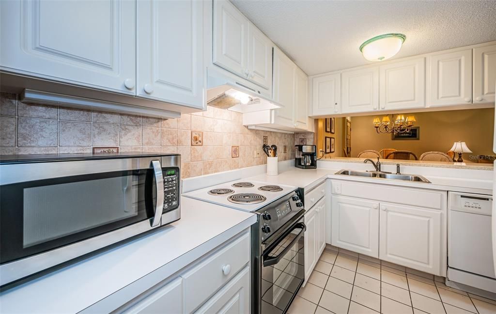 For Sale: $219,900 (1 beds, 1 baths, 825 Square Feet)