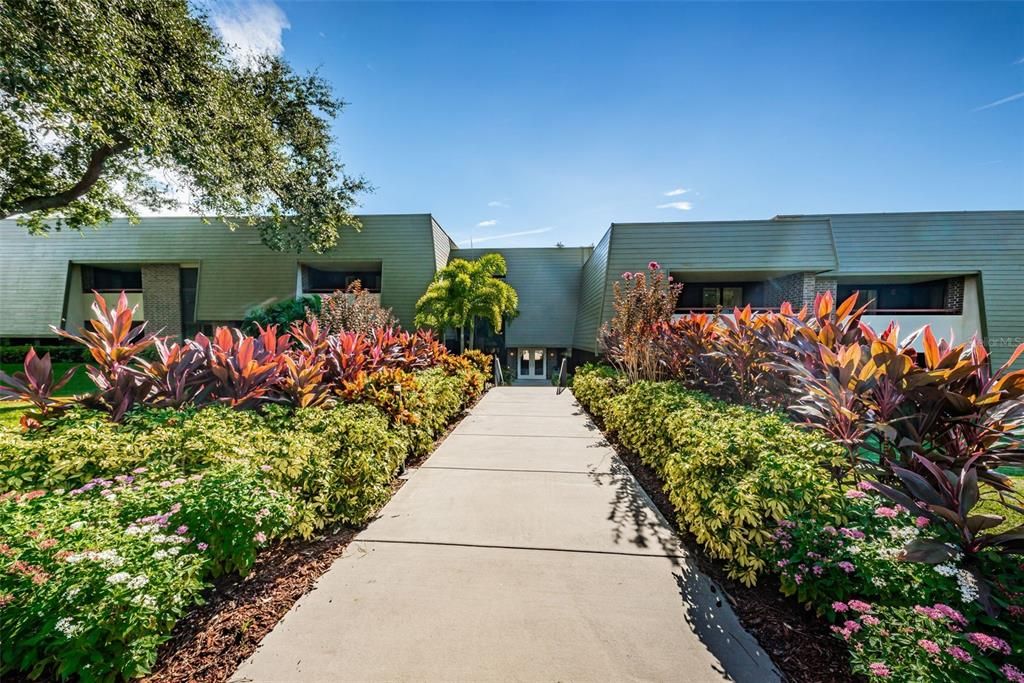 For Sale: $219,900 (1 beds, 1 baths, 825 Square Feet)