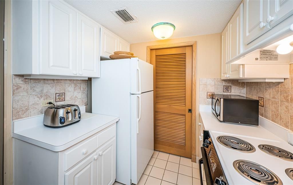 For Sale: $219,900 (1 beds, 1 baths, 825 Square Feet)
