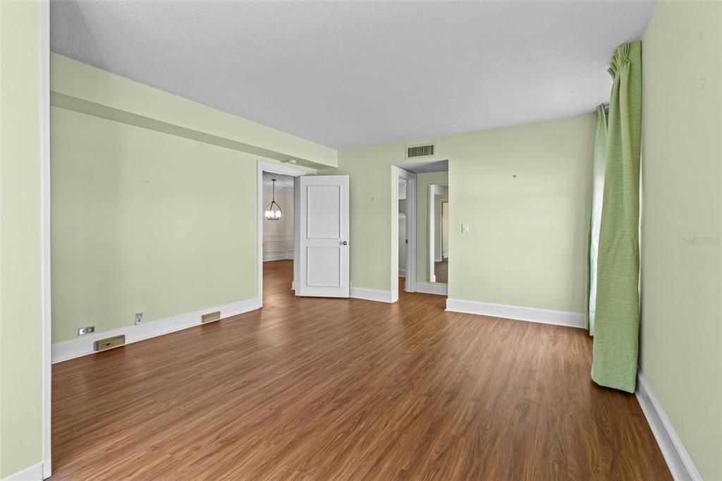 For Sale: $229,000 (2 beds, 2 baths, 1300 Square Feet)