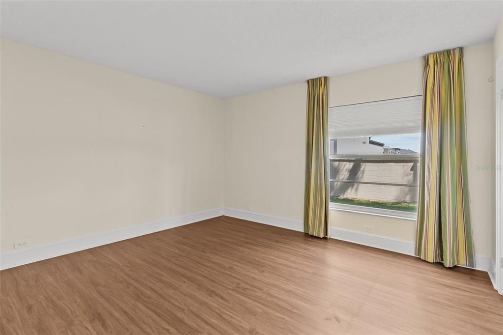 For Sale: $229,000 (2 beds, 2 baths, 1300 Square Feet)
