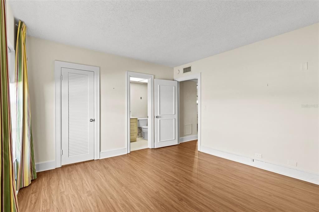 For Sale: $229,000 (2 beds, 2 baths, 1300 Square Feet)