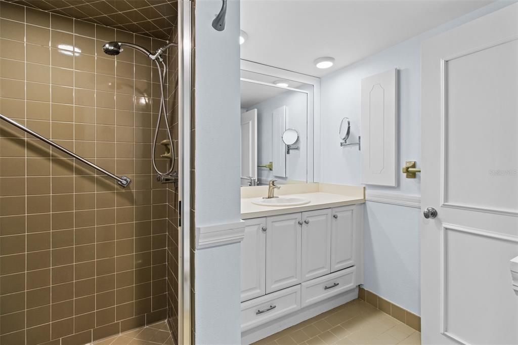 For Sale: $229,000 (2 beds, 2 baths, 1300 Square Feet)