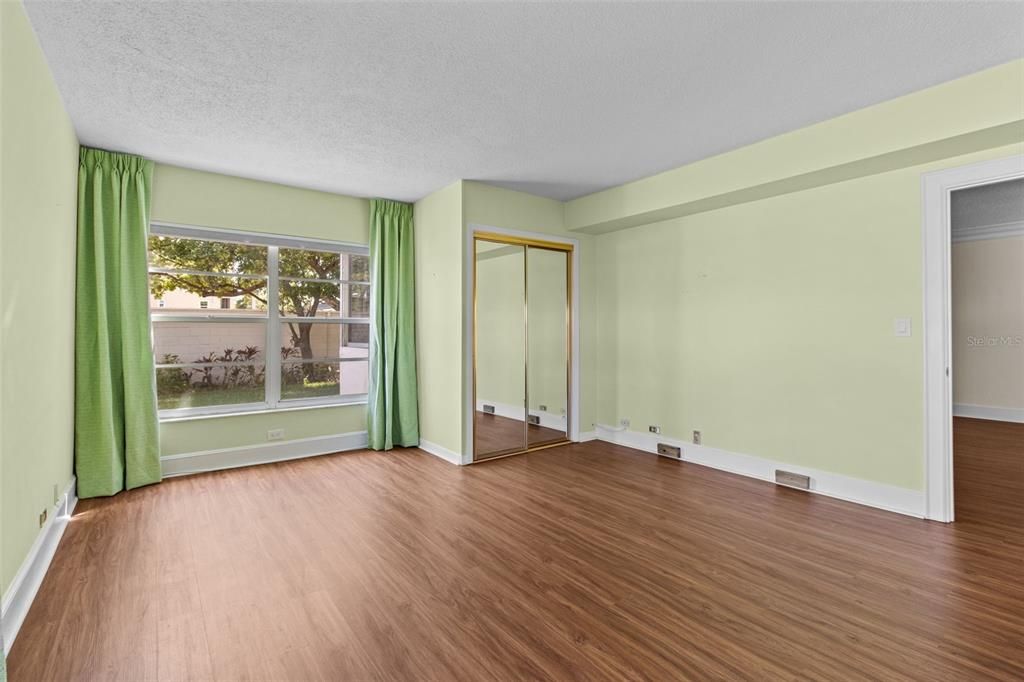 For Sale: $229,000 (2 beds, 2 baths, 1300 Square Feet)