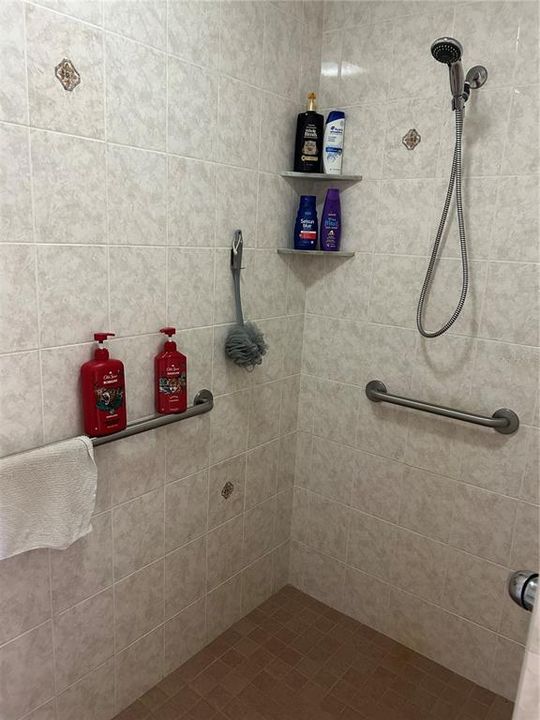 合同活跃: $525,000 (5 贝兹, 3 浴室, 3308 平方英尺)