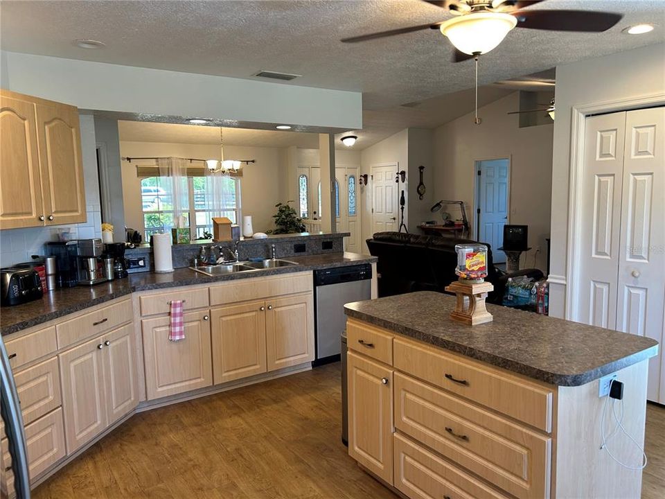 合同活跃: $525,000 (5 贝兹, 3 浴室, 3308 平方英尺)