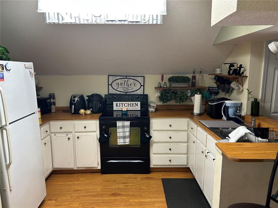 合同活跃: $525,000 (5 贝兹, 3 浴室, 3308 平方英尺)