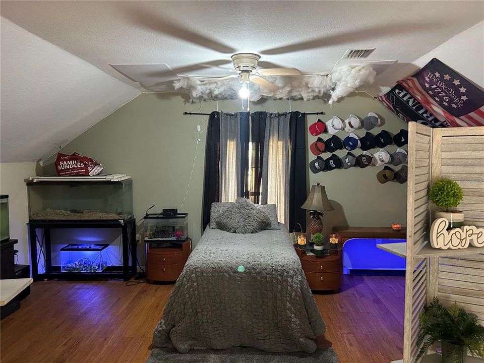 合同活跃: $525,000 (5 贝兹, 3 浴室, 3308 平方英尺)