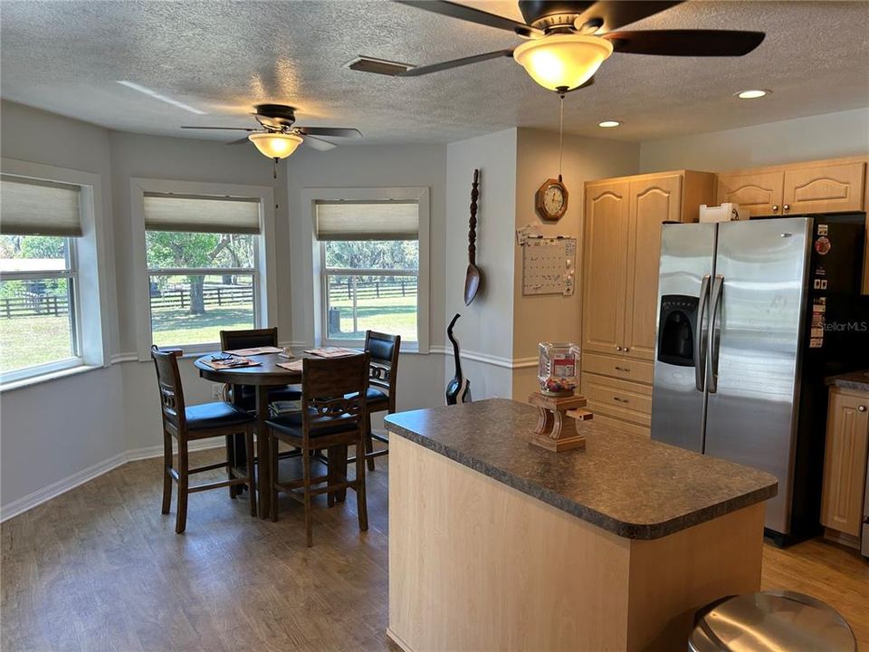 合同活跃: $525,000 (5 贝兹, 3 浴室, 3308 平方英尺)