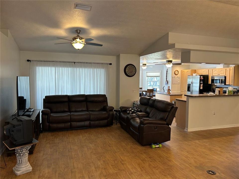 合同活跃: $525,000 (5 贝兹, 3 浴室, 3308 平方英尺)