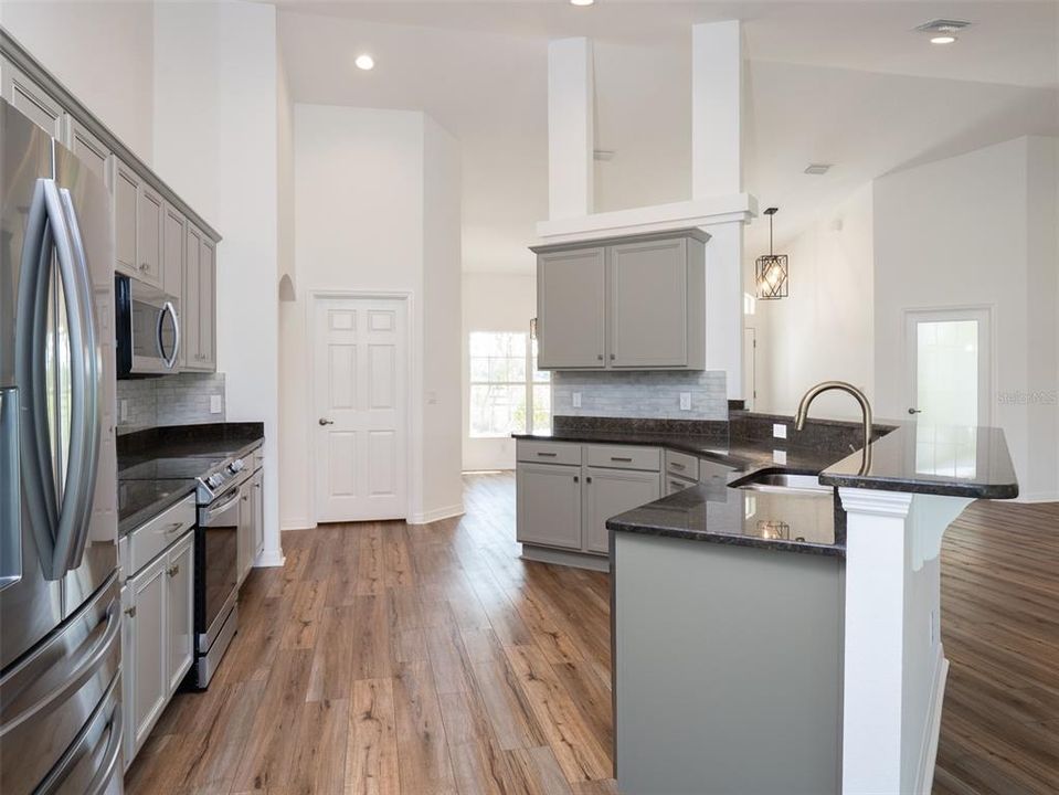 En Venta: $3,715,000 (3 camas, 2 baños, 2453 Pies cuadrados)