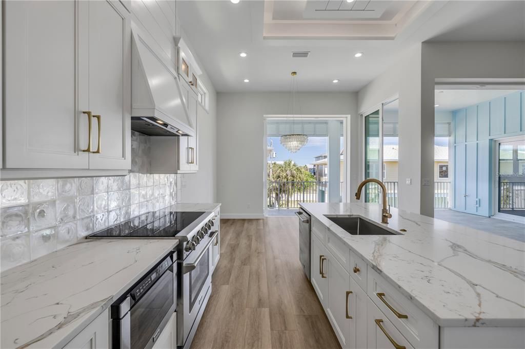 На продажу: $1,383,000 (4 спален, 4 ванн, 2500 Квадратных фут)