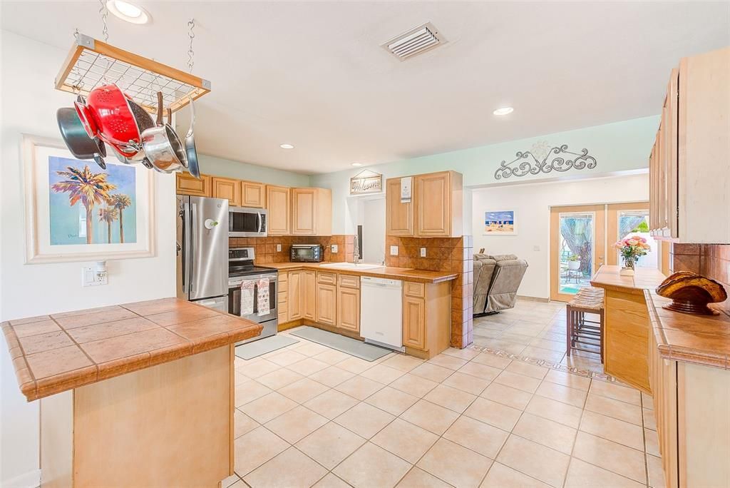 For Sale: $314,000 (2 beds, 1 baths, 1070 Square Feet)