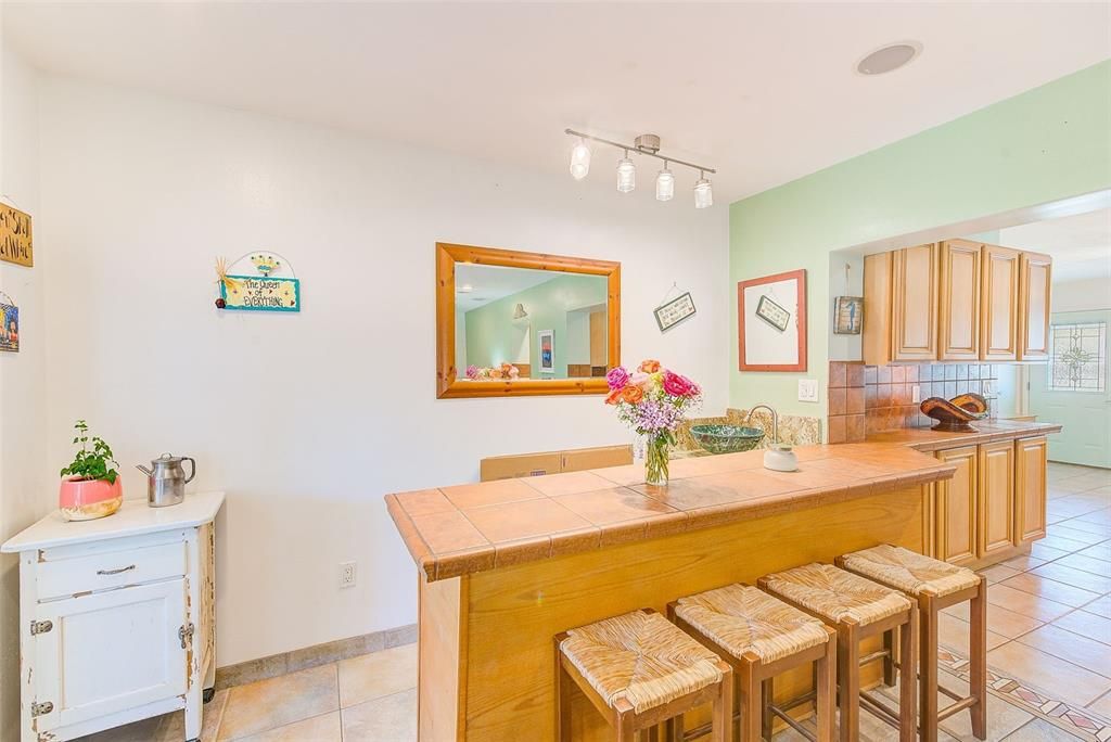 For Sale: $314,000 (2 beds, 1 baths, 1070 Square Feet)