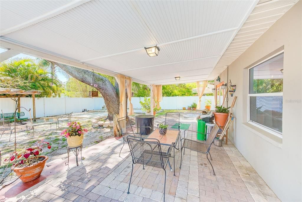 For Sale: $314,000 (2 beds, 1 baths, 1070 Square Feet)