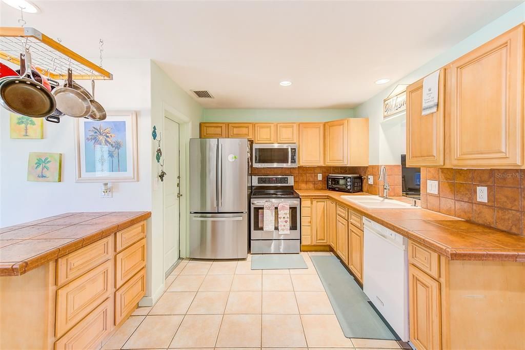 For Sale: $314,000 (2 beds, 1 baths, 1070 Square Feet)