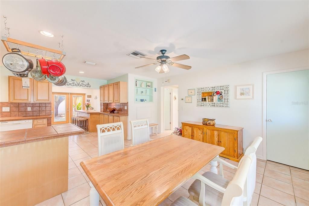 For Sale: $314,000 (2 beds, 1 baths, 1070 Square Feet)