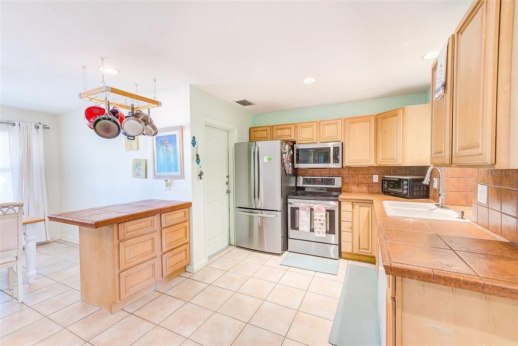 For Sale: $314,000 (2 beds, 1 baths, 1070 Square Feet)