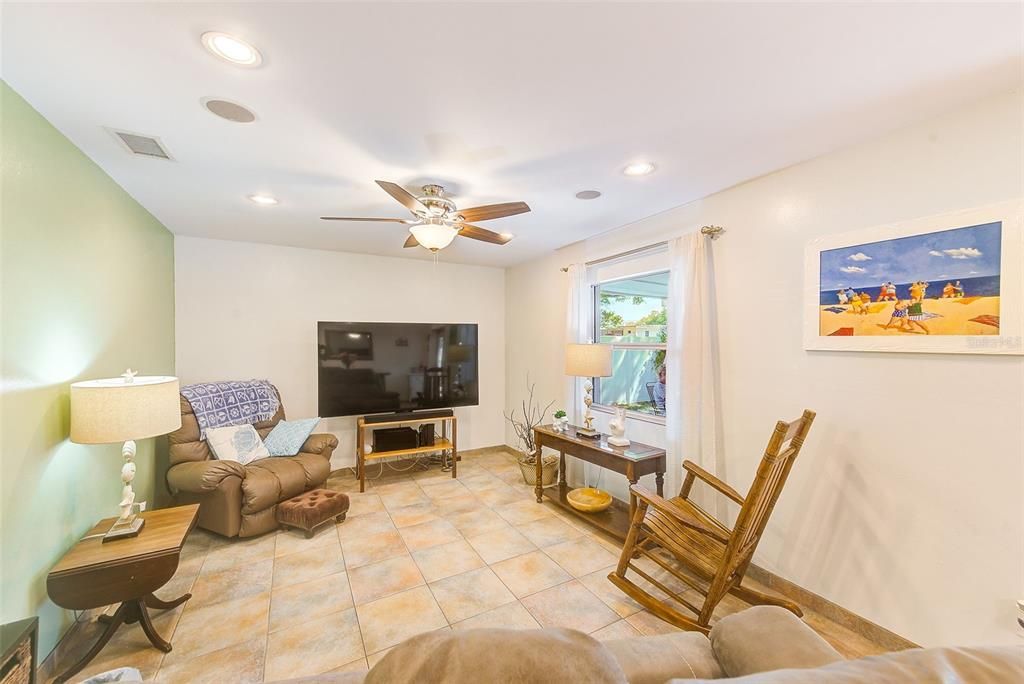 For Sale: $314,000 (2 beds, 1 baths, 1070 Square Feet)