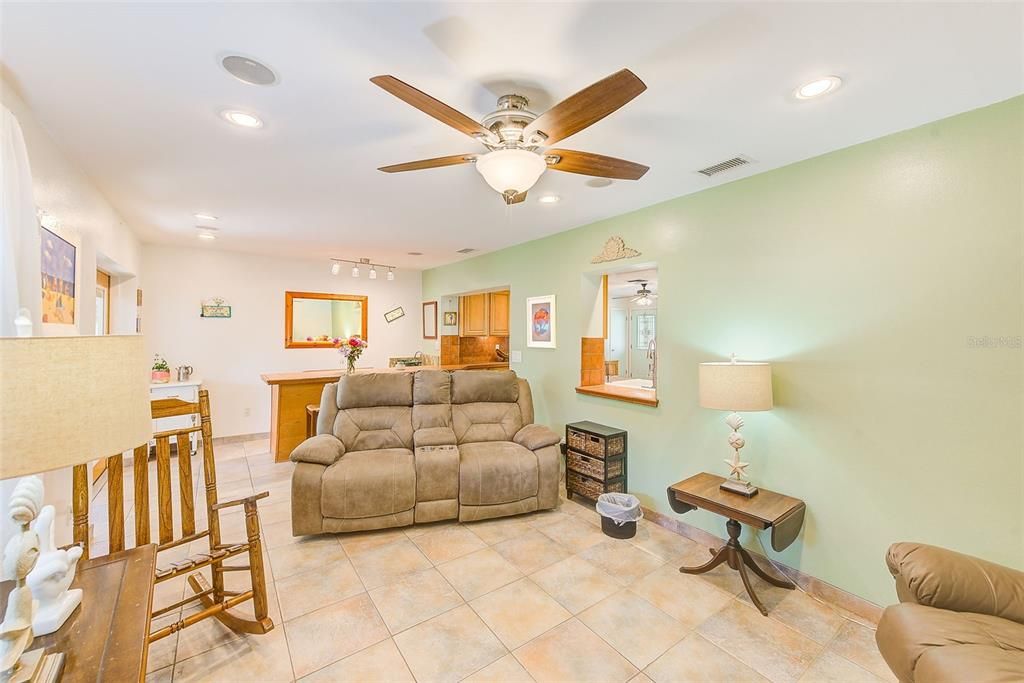 For Sale: $314,000 (2 beds, 1 baths, 1070 Square Feet)